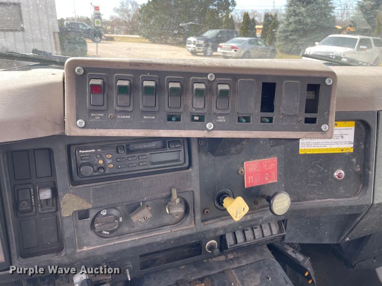 image for item OG9813 2000 International 4700 bucket truck