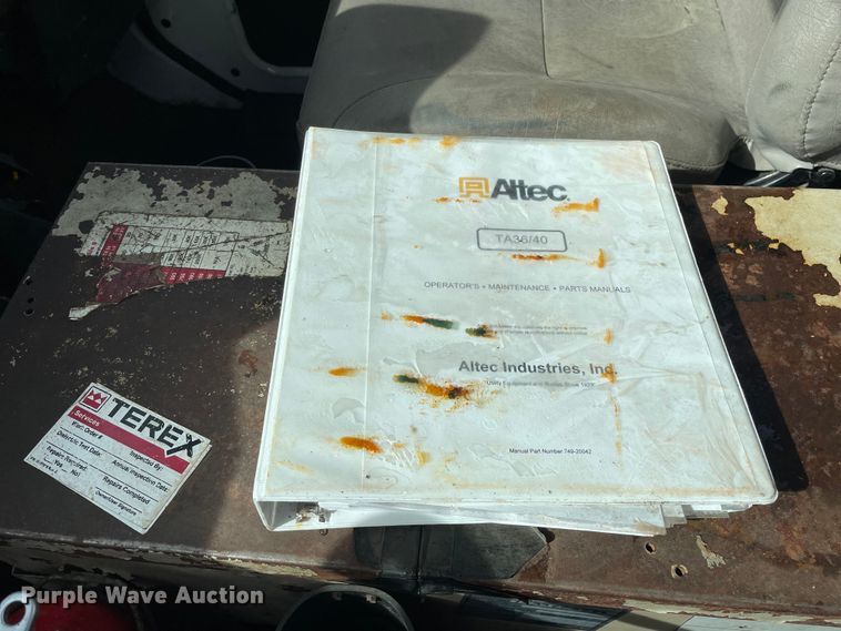 image for item OG9813 2000 International 4700 bucket truck