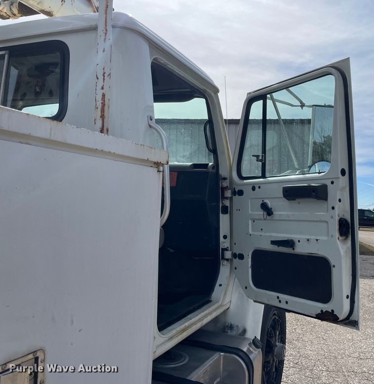 image for item OG9813 2000 International 4700 bucket truck