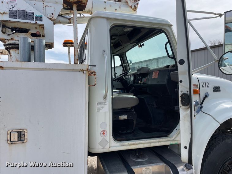 image for item OG9813 2000 International 4700 bucket truck