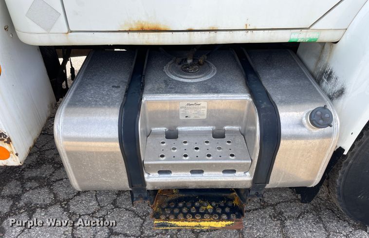 image for item OG9813 2000 International 4700 bucket truck