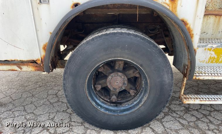 image for item OG9813 2000 International 4700 bucket truck