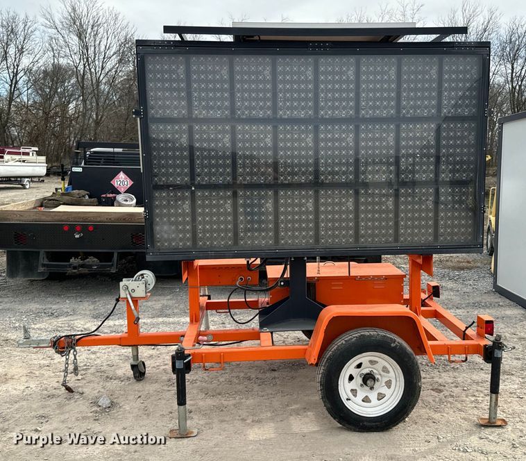 image for item OJ9604 2017 National Signal Sunray message board trailer