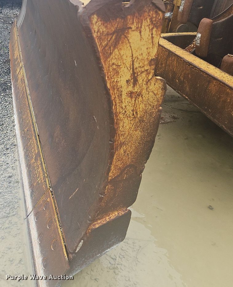 image for item OK9813 1978 Caterpillar  815 soil compactor