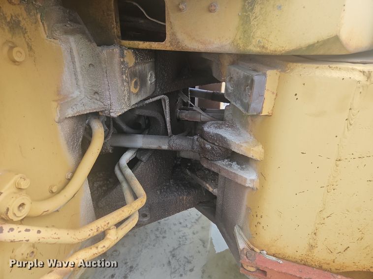 image for item OK9813 1978 Caterpillar  815 soil compactor