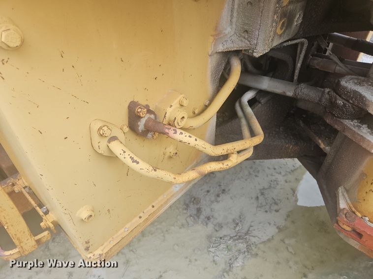 image for item OK9813 1978 Caterpillar  815 soil compactor