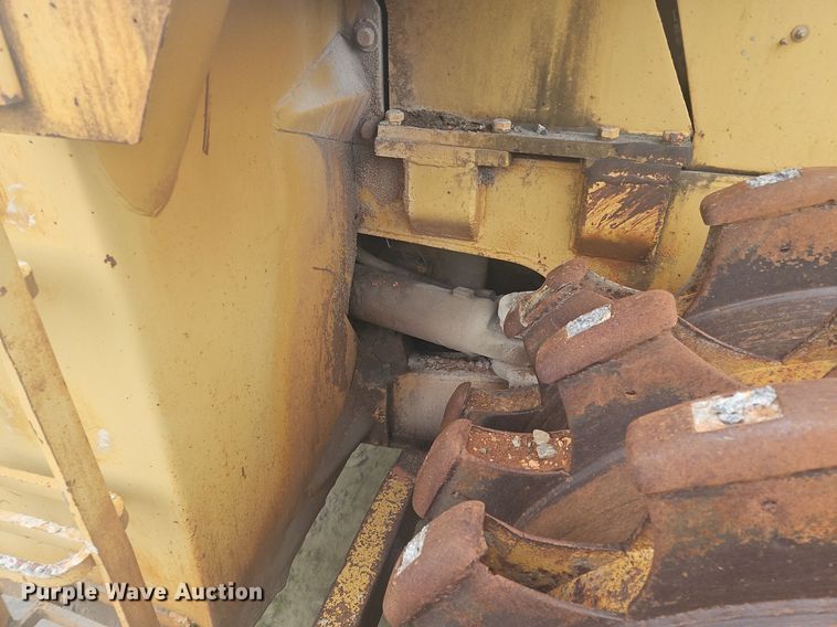 image for item OK9813 1978 Caterpillar  815 soil compactor