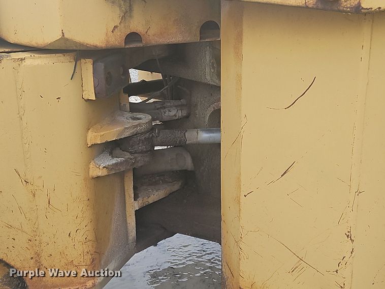 image for item OK9813 1978 Caterpillar  815 soil compactor