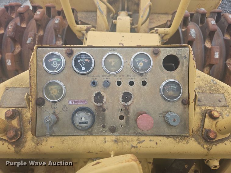 image for item OK9813 1978 Caterpillar  815 soil compactor