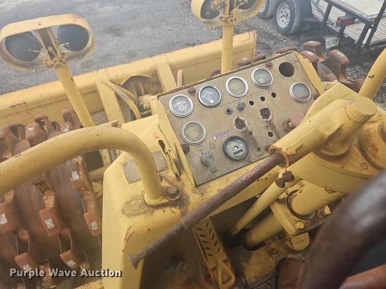 image for item OK9813 1978 Caterpillar  815 soil compactor