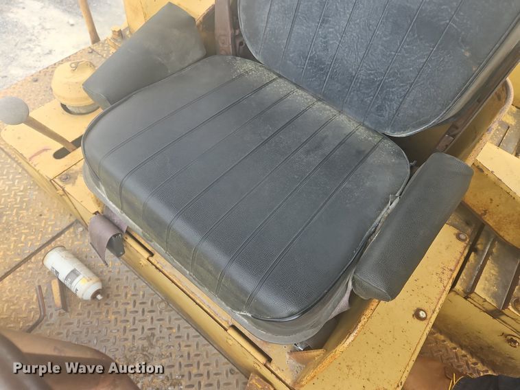 image for item OK9813 1978 Caterpillar  815 soil compactor