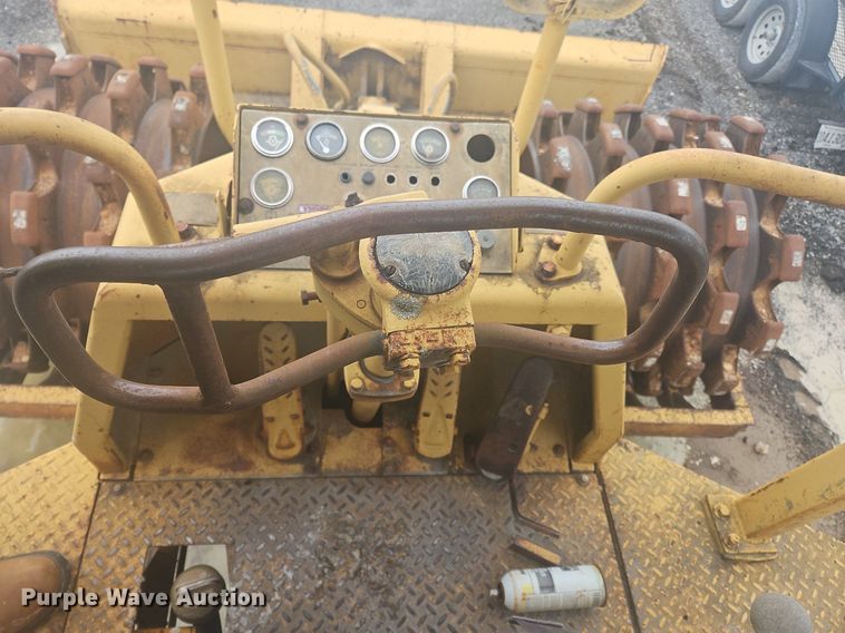 image for item OK9813 1978 Caterpillar  815 soil compactor