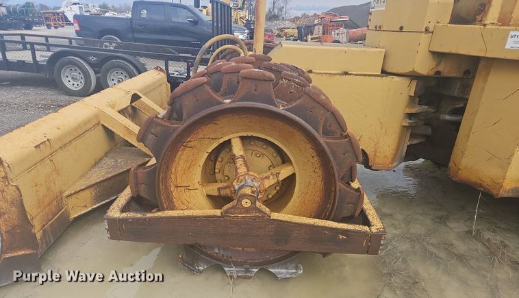 image for item OK9813 1978 Caterpillar  815 soil compactor