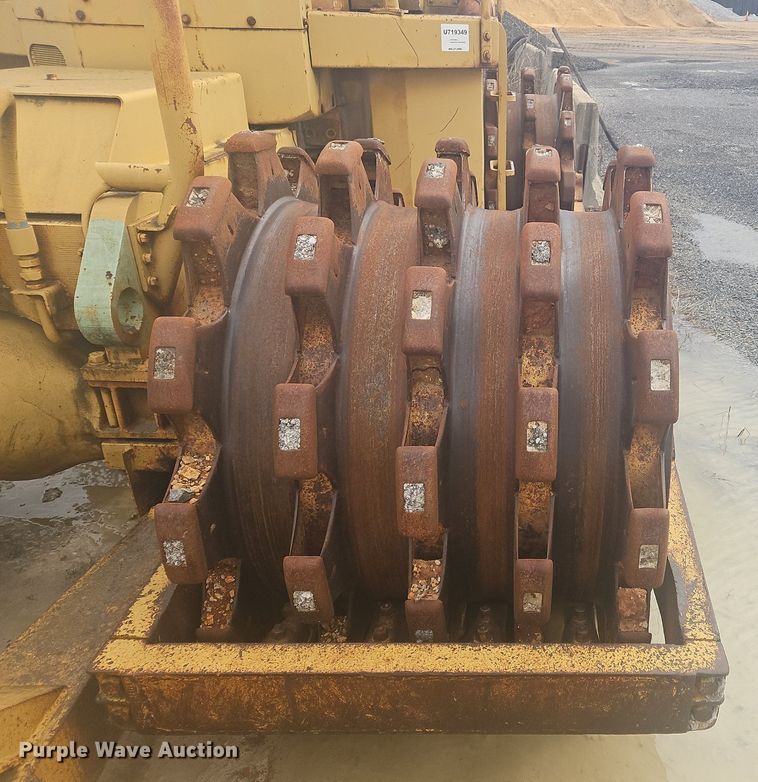 image for item OK9813 1978 Caterpillar  815 soil compactor