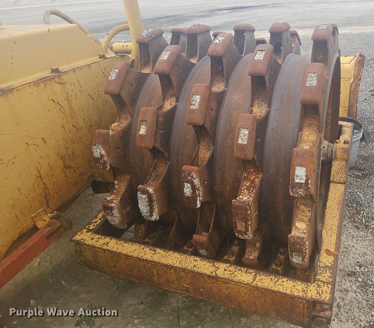 image for item OK9813 1978 Caterpillar  815 soil compactor