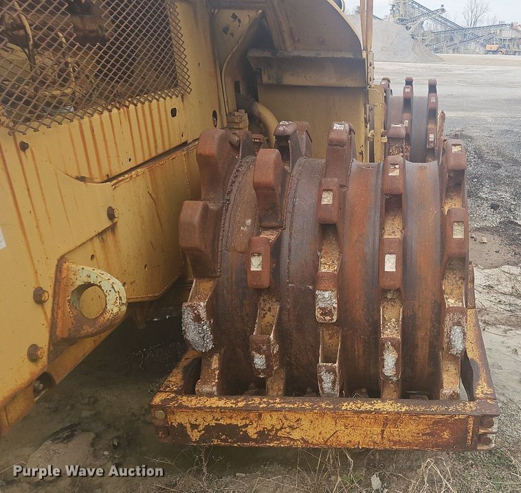 image for item OK9813 1978 Caterpillar  815 soil compactor