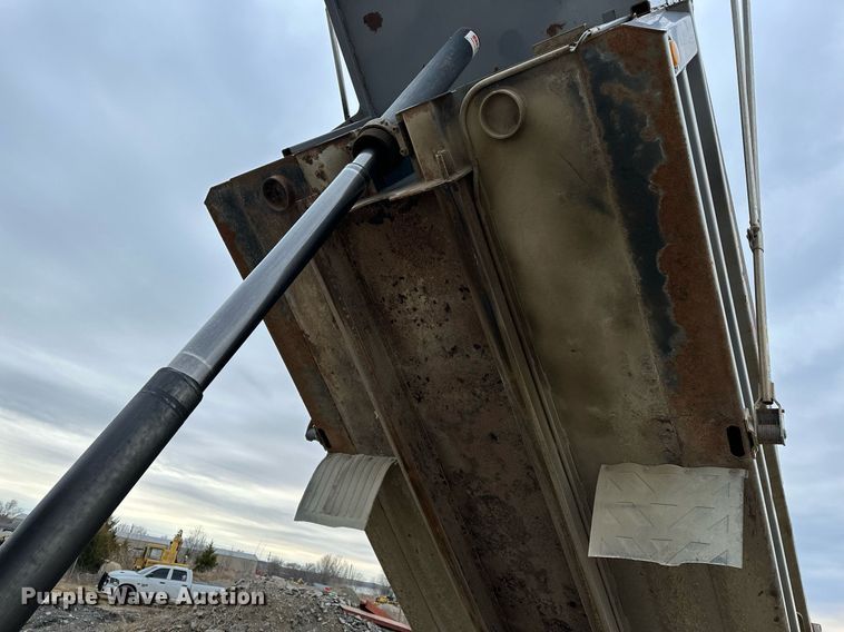 image for item OM9846 2009 International  7500 dump truck