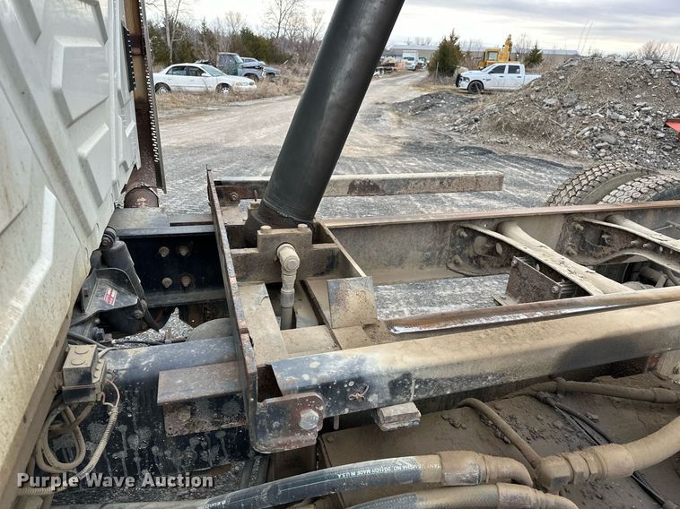 image for item OM9846 2009 International  7500 dump truck