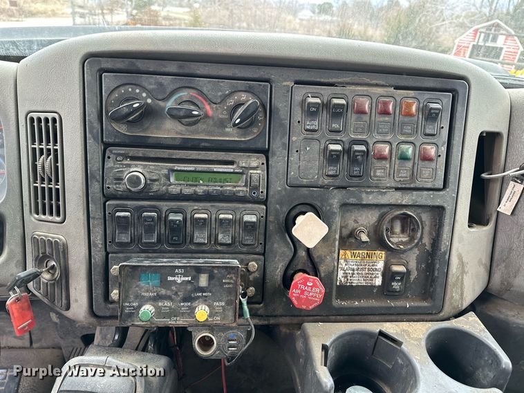 image for item OM9846 2009 International  7500 dump truck