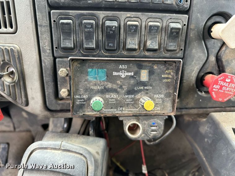 image for item OM9846 2009 International  7500 dump truck