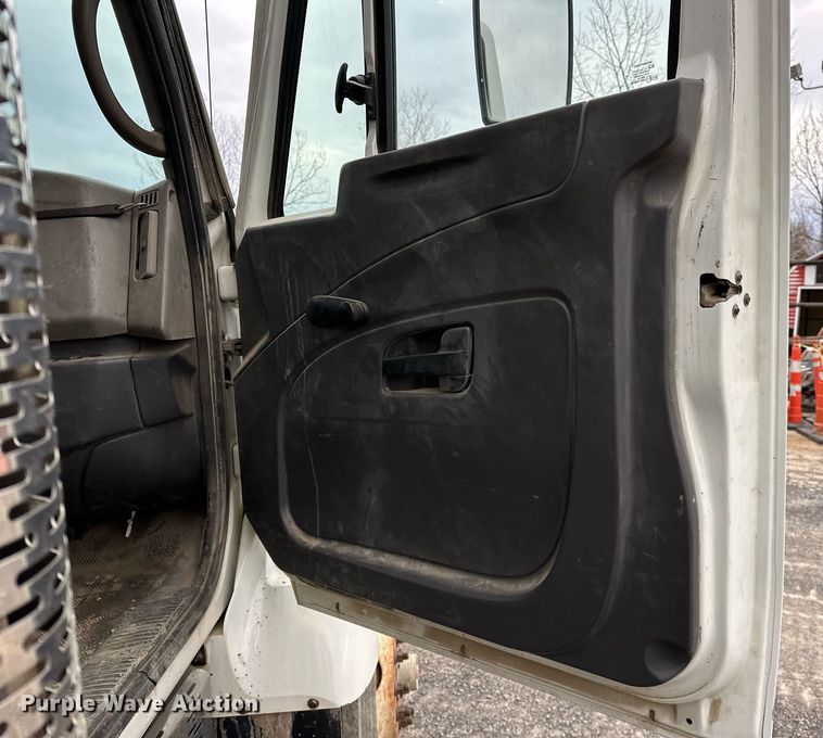 image for item OM9846 2009 International  7500 dump truck