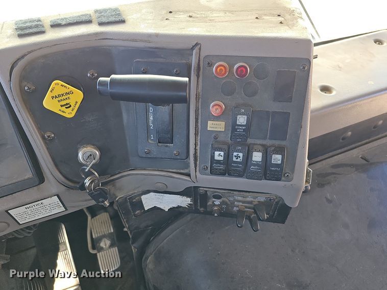 image for item DK0529 2002 International 3800 school bus