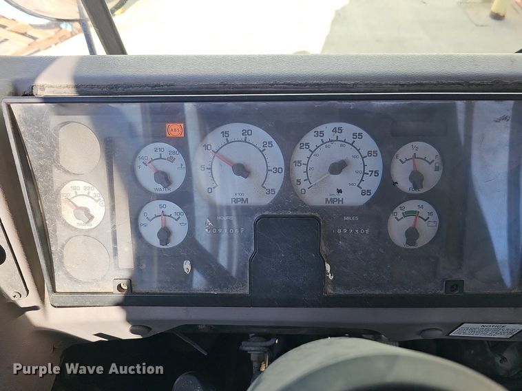 image for item DK0529 2002 International 3800 school bus