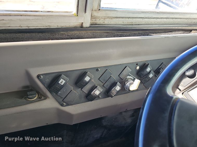 image for item DK0529 2002 International 3800 school bus