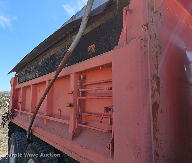 image for item DM1511 1997 International 4900 dump truck