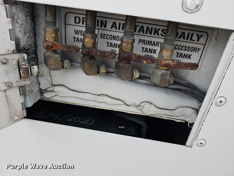 image for item DM1516 2011 Gillig G27B102N4 transit bus