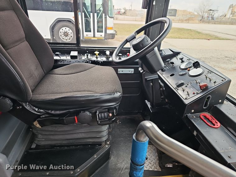 image for item DM1516 2011 Gillig G27B102N4 transit bus