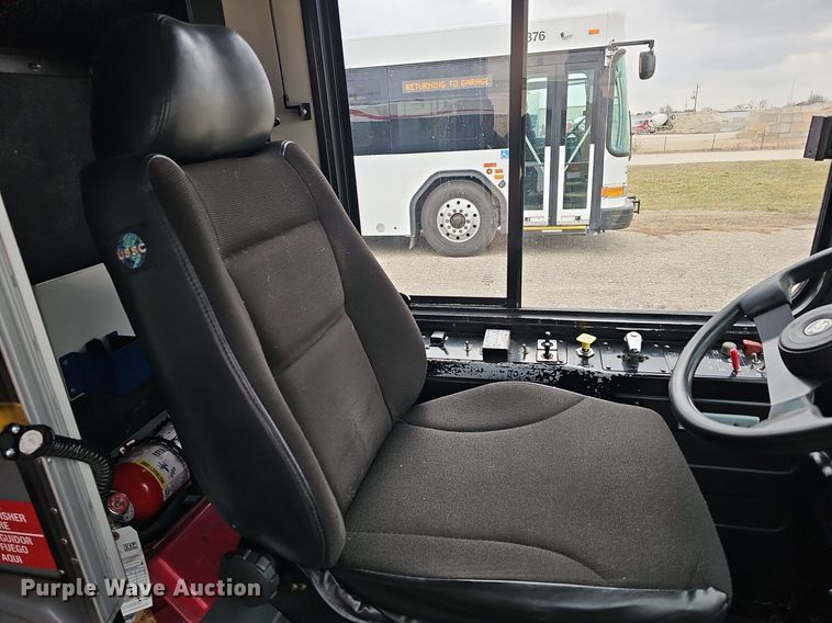 image for item DM1516 2011 Gillig G27B102N4 transit bus