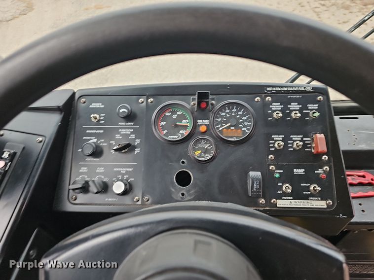 image for item DM1516 2011 Gillig G27B102N4 transit bus