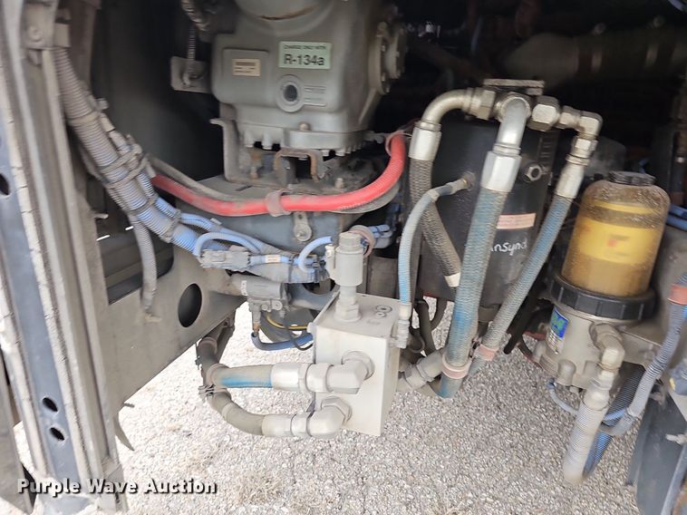 image for item DM1516 2011 Gillig G27B102N4 transit bus