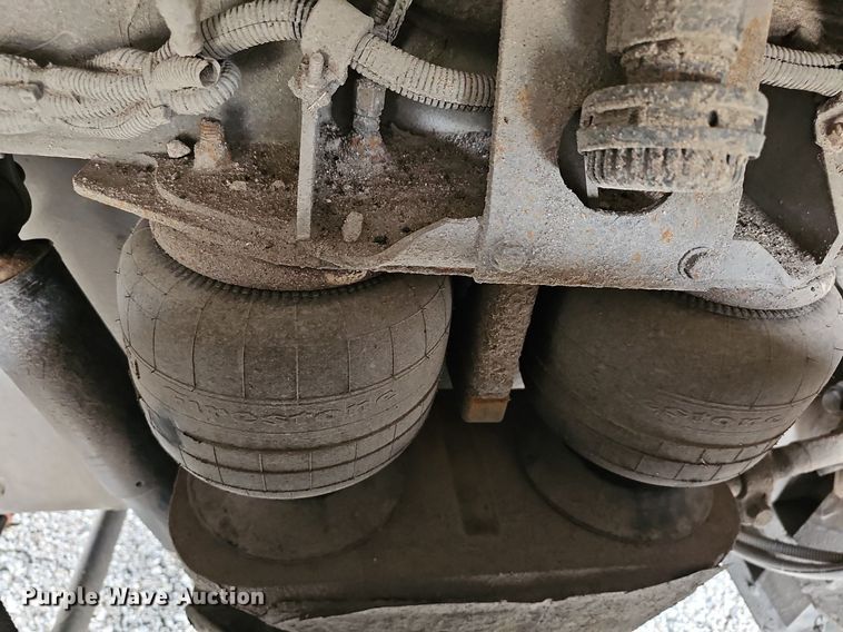 image for item DM1516 2011 Gillig G27B102N4 transit bus