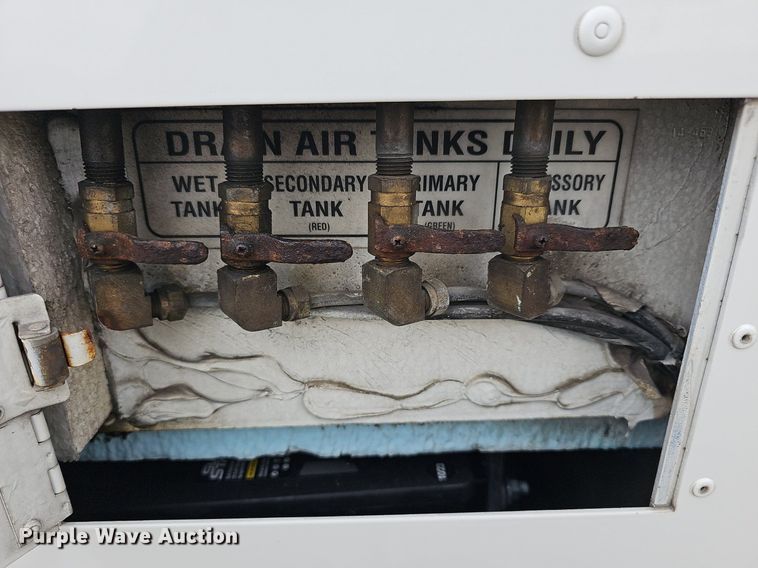 image for item DM1517 2011 Gillig G27B102N4 transit bus