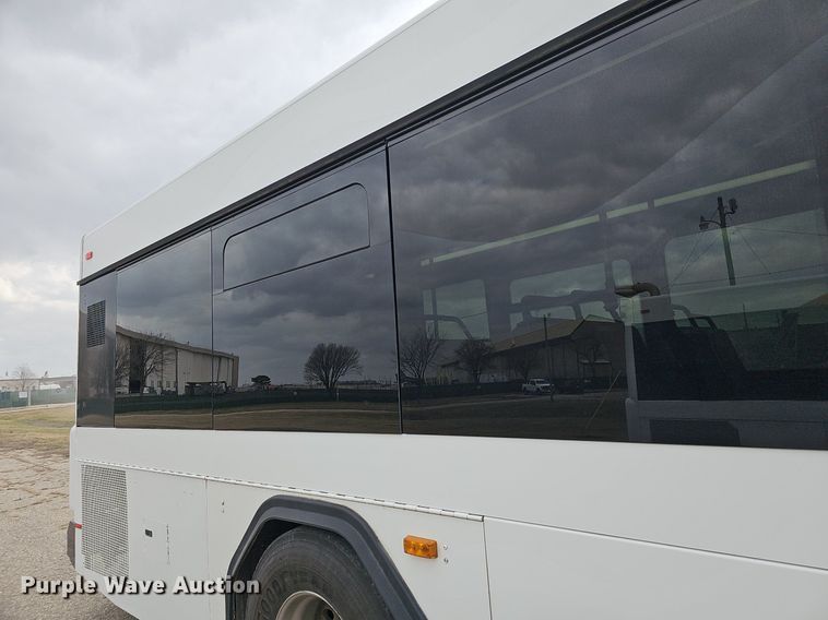 image for item DM1517 2011 Gillig G27B102N4 transit bus