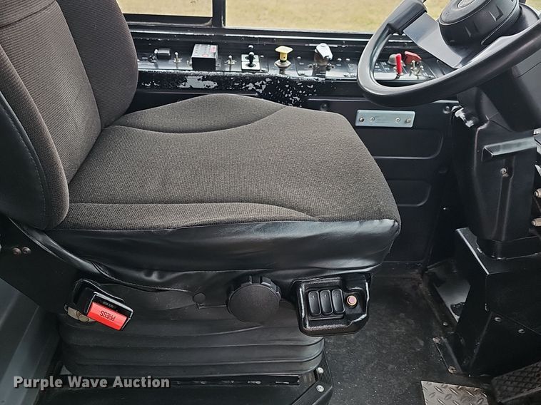 image for item DM1517 2011 Gillig G27B102N4 transit bus