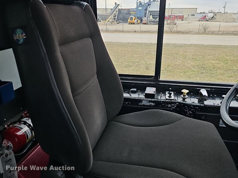 image for item DM1517 2011 Gillig G27B102N4 transit bus