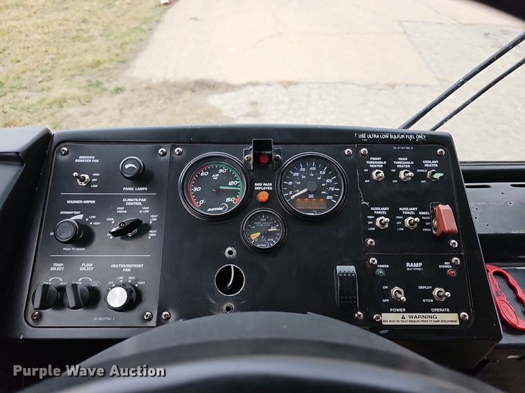 image for item DM1517 2011 Gillig G27B102N4 transit bus