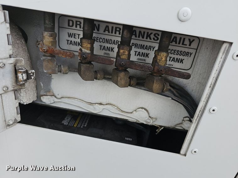 image for item DM1518 2011 Gillig G27B102N4 transit bus