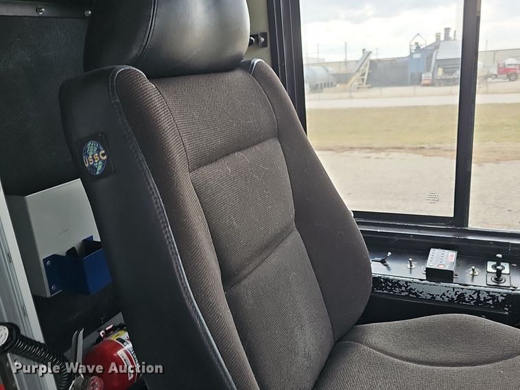 image for item DM1518 2011 Gillig G27B102N4 transit bus