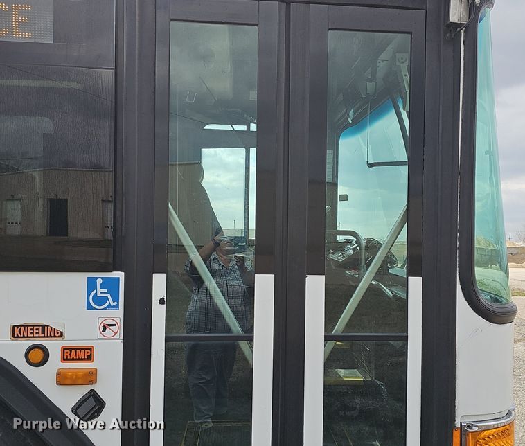 image for item DM1518 2011 Gillig G27B102N4 transit bus