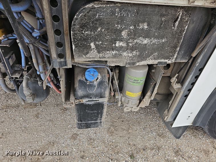 image for item DM1518 2011 Gillig G27B102N4 transit bus