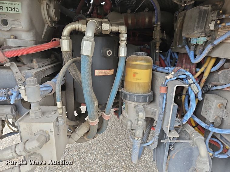 image for item DM1518 2011 Gillig G27B102N4 transit bus