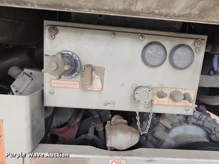 image for item DM1518 2011 Gillig G27B102N4 transit bus