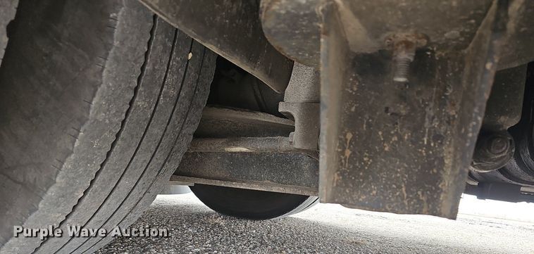 image for item DM1518 2011 Gillig G27B102N4 transit bus