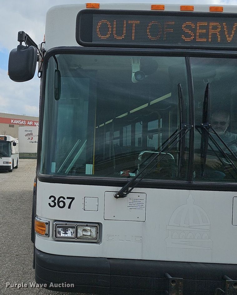 image for item DM1522 2011 Gillig G27B102N4 transit bus