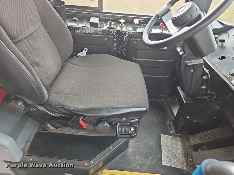 image for item DM1522 2011 Gillig G27B102N4 transit bus