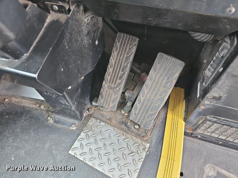 image for item DM1522 2011 Gillig G27B102N4 transit bus